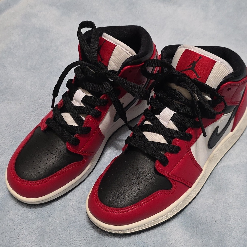 Air Jordan 2020 1 Mid GS 'Chicago Black Toe Size 4Y - Picture 3 of 12